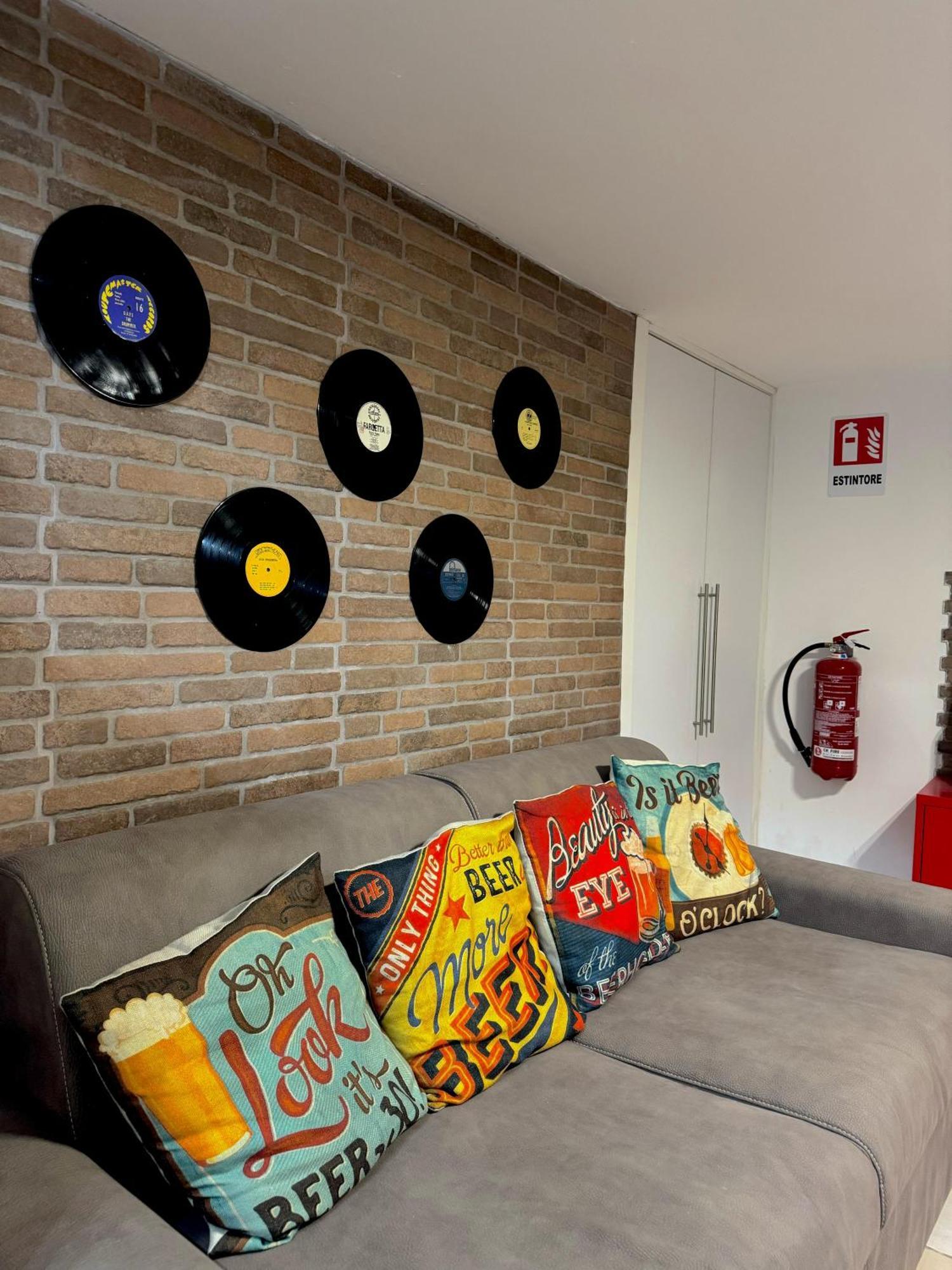 Frizzi & Lazzi House Apartment Napoli Bagian luar foto