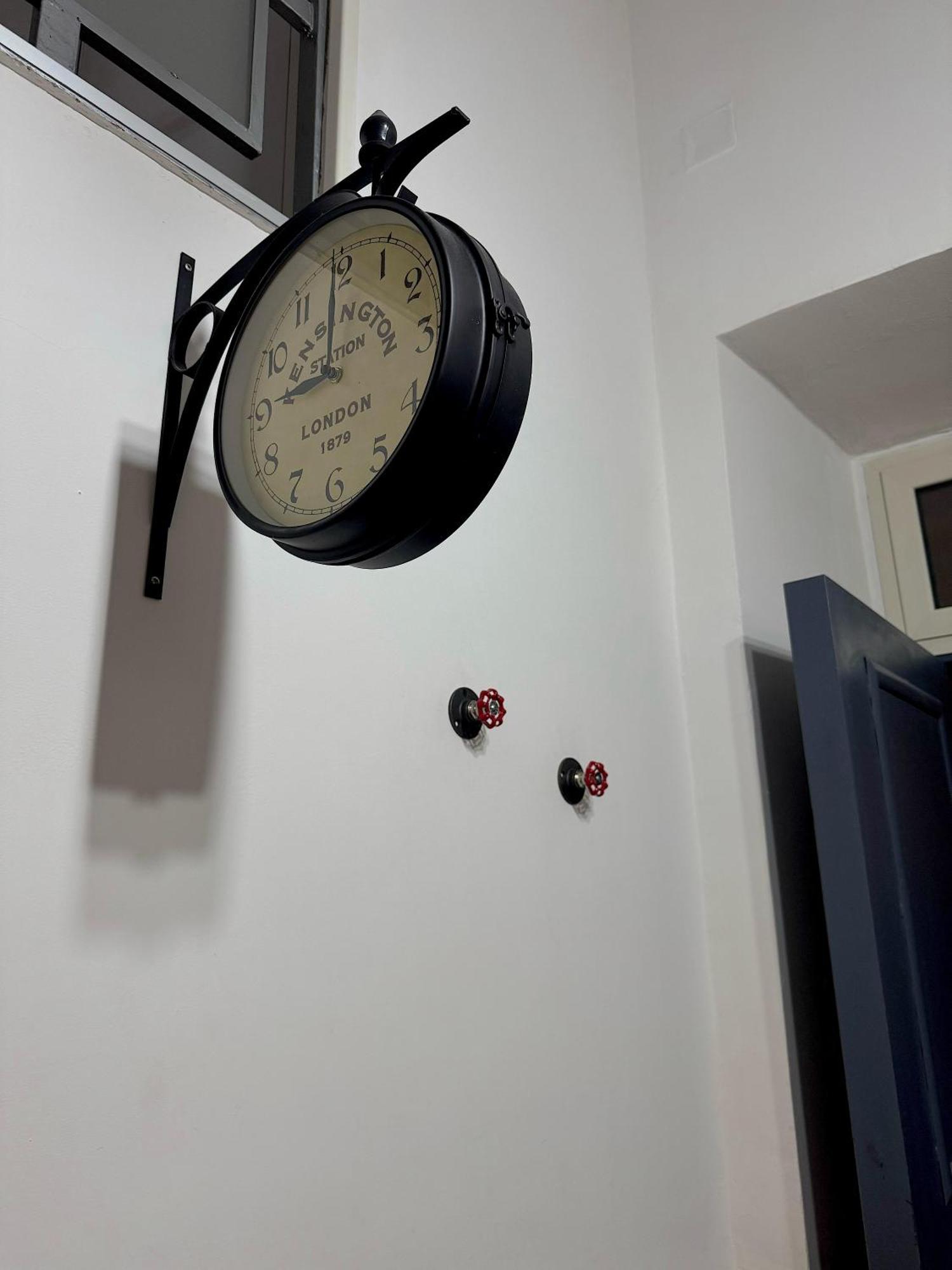 Frizzi & Lazzi House Apartment Napoli Bagian luar foto