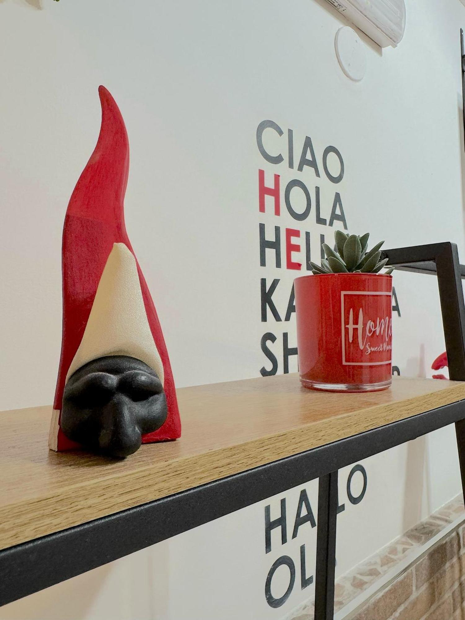 Frizzi & Lazzi House Apartment Napoli Bagian luar foto