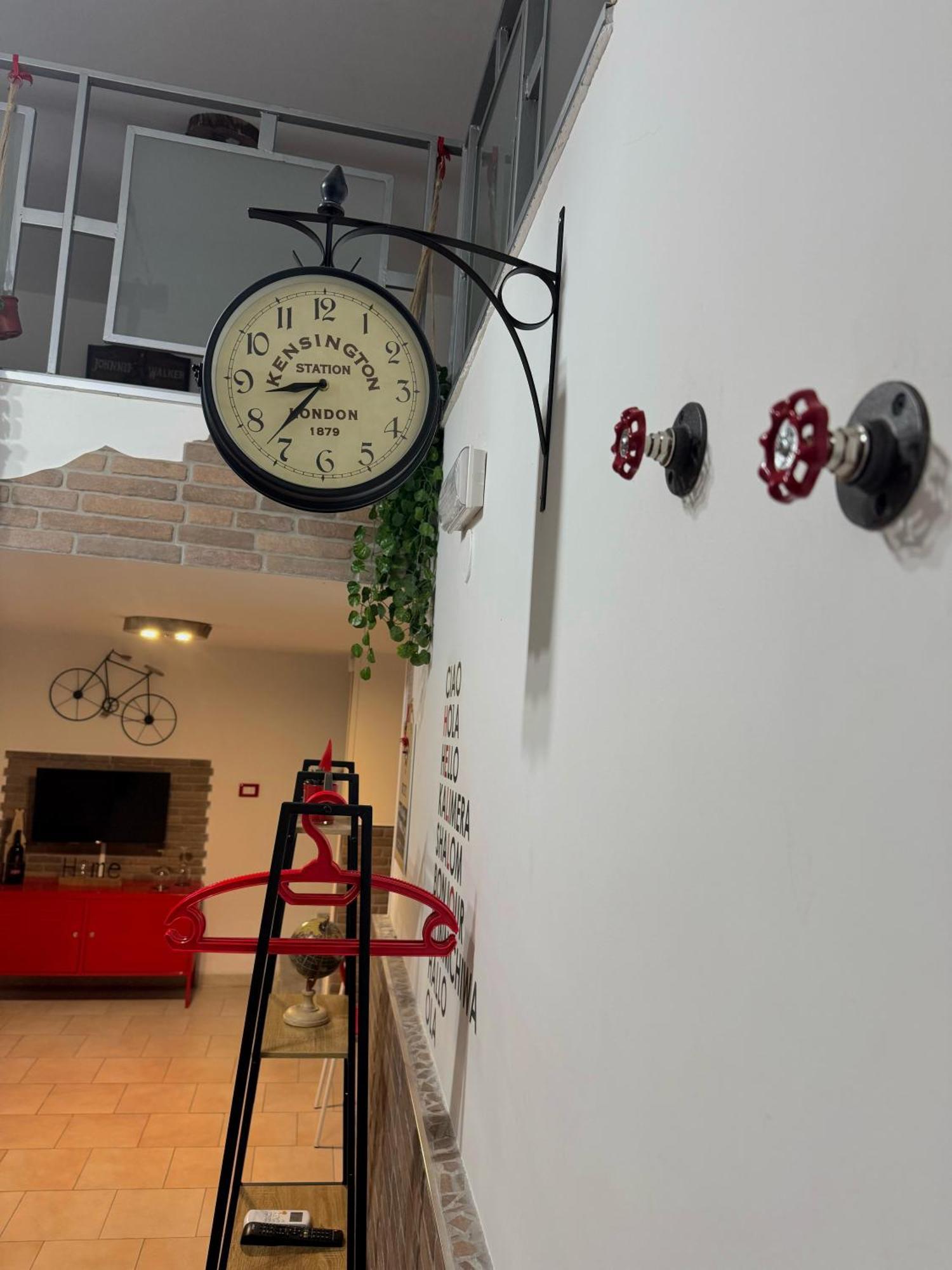 Frizzi & Lazzi House Apartment Napoli Bagian luar foto